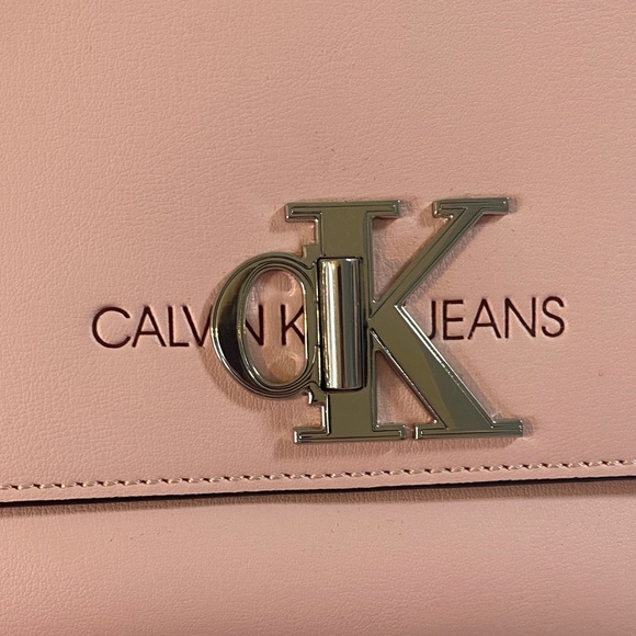 Calvin Klein Blush Pink Leather Crossbody Shoulder Bag - Picture 2 of 5